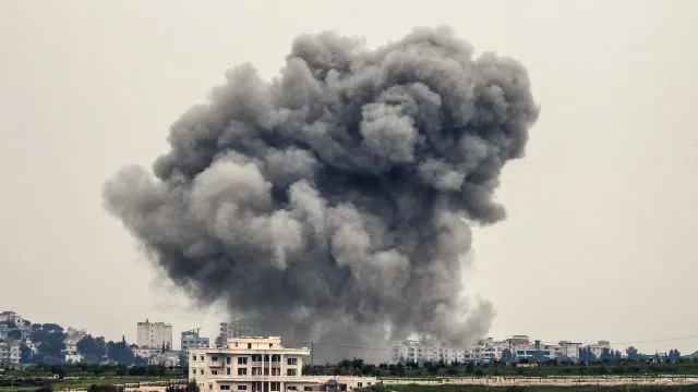 
                    Quinze mortos em novos ataques israelitas no Líbano
                