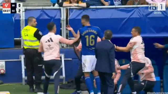 Ex-FC Porto exalta-se, vai contra próprio adepto e teve de ser agarrado