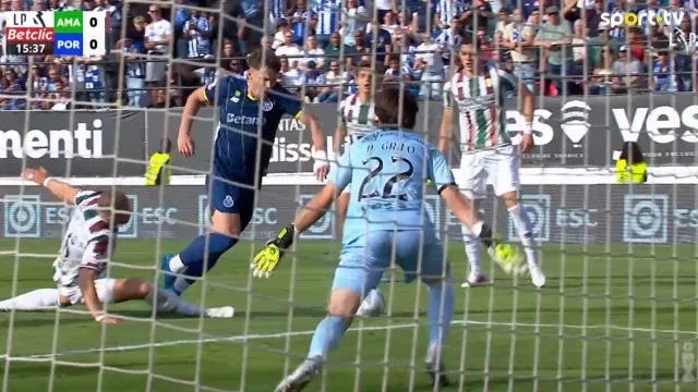 Lance maradoniano de Pietuszewski acaba com penálti marcado por Deniz Gul