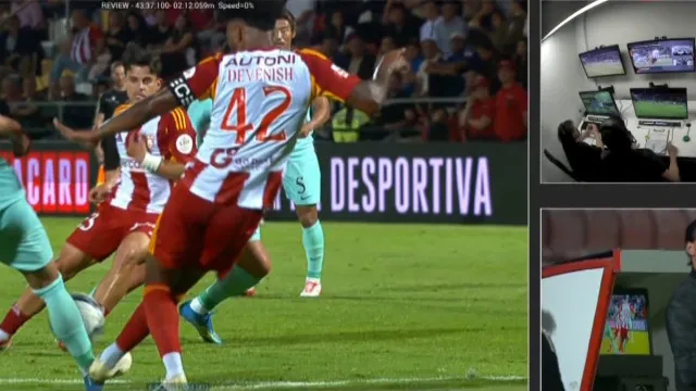 Polémico. O Sporting pediu penálti neste lance, mas o árbitro discordou
