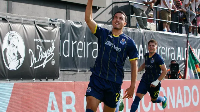 
                    Gul(a) para 'rebolar' para o título com Estrela de campeão... turco
                