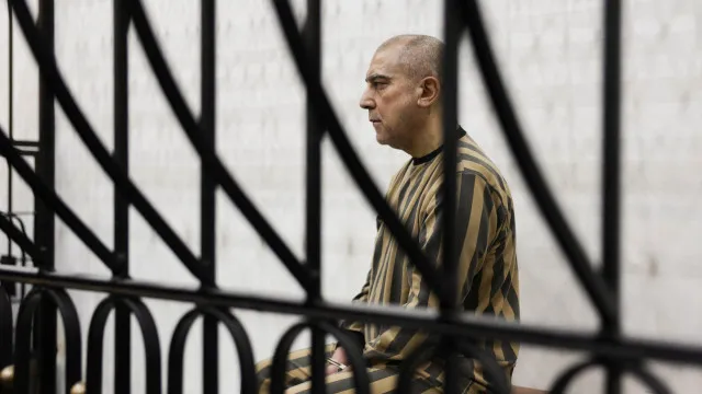 
                    Primeiro oficial do regime de Al-Assad a ir tribunal surgiu em jaula
                