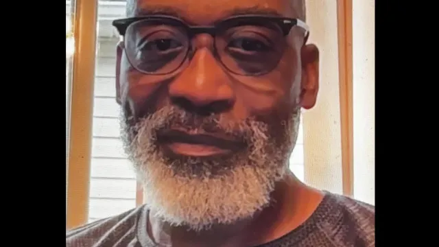 
                    Homem que escreveu livro sobre como amar uma mulher detido por bigamia
                