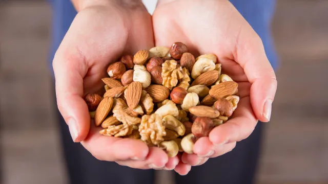 
                    Lavar os frutos secos antes de comer? Nutricionista aponta as vantagens
                