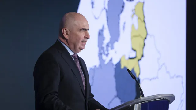 
                    Sociais-democratas e ultradireita da Roménia unem-se para derrubar Governo
                