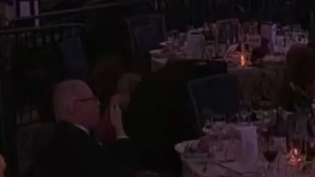 
                    Quem é o homem que continuou a comer? 