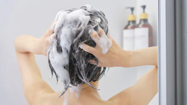 
                    Afinal, deve-se ou não lavar o cabelo todos os dias? 
                