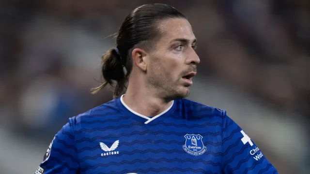 Grealish apanhado a dormir num bar enquanto recupera de lesão