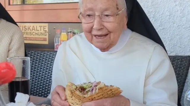 Freira come kebab pela primeira vez... e vídeo fica viral: "Encantada"