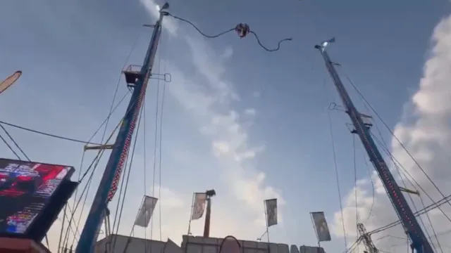 
                    Cabo de carrossel parte-se e faz quatro feridos. Momento captado em vídeo
                