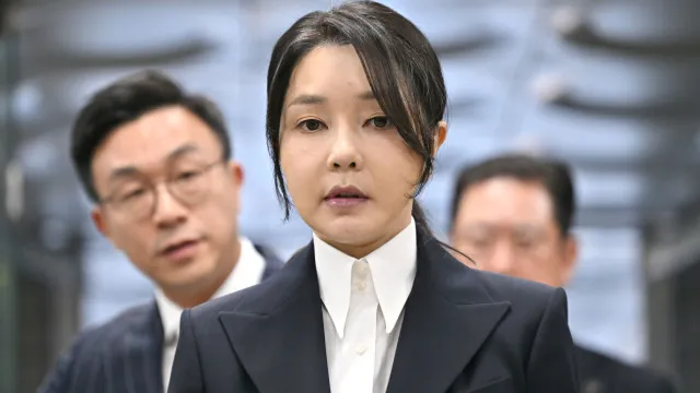 
                    Ex-primeira dama da Coreia do Sul condenada a quatro anos de prisão
                