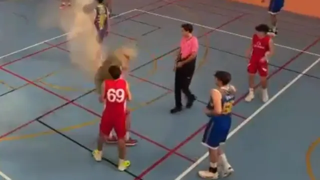 Podia ter dado em tragédia. Teto de pavilhão caiu em cima de jogador