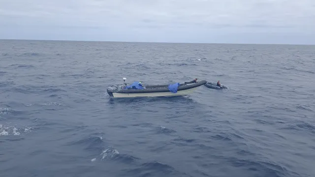 
                    Resgatados 4 tripulantes de barco à deriva e sem identificação na Madeira
                