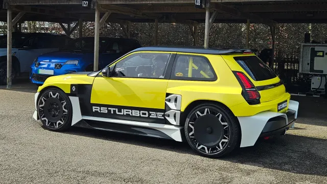 
                    Renault 5 Turbo 3E terá motores britânicos inéditos no mercado europeu
                