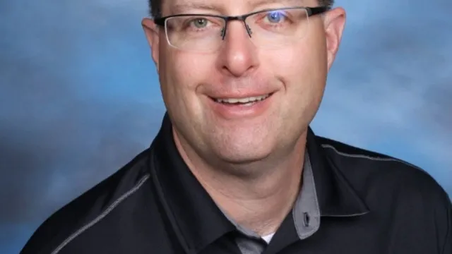 
                    Professor afastado do cargo após brincar com ineficácia de ataque a Trump
                