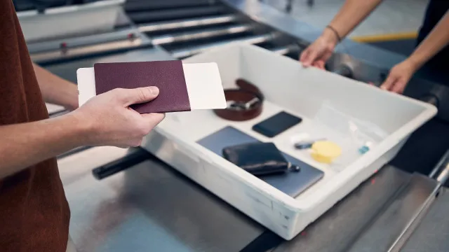 
                    O que nunca deve colocar diretamente nas caixas da segurança no aeroporto
                