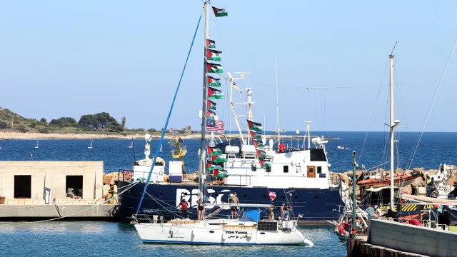 
                    Flotilha mantém rumo no segundo dia de navegação em direção a Gaza
                