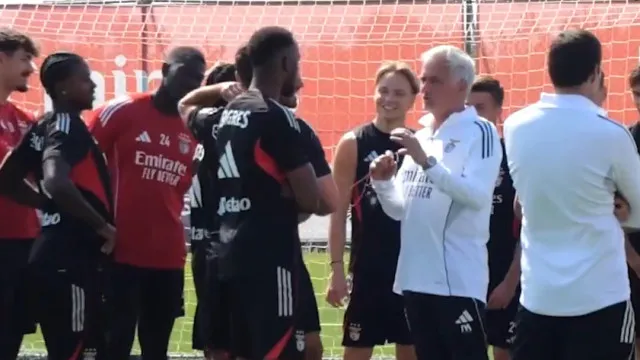 
                    Veja a conversa entre Mourinho e Lukebakio antes do treino do Benfica
                