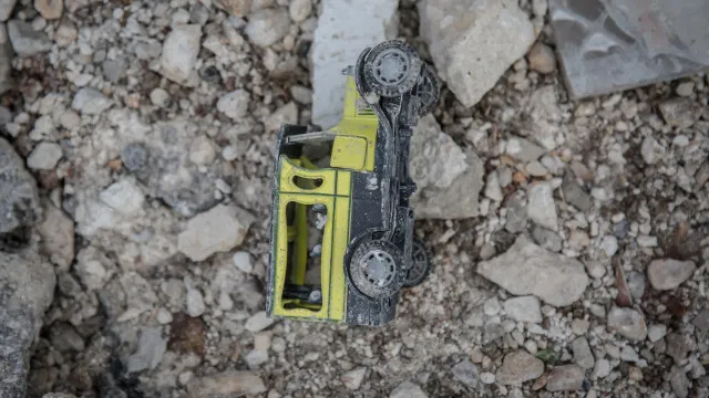 
                    Oito mortos (incluindo 3 socorristas) em ataques israelitas no Líbano
                