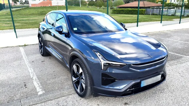 
                    Fomos conduzir o Polestar 3, um SUV premium ao qual falta algo básico
                