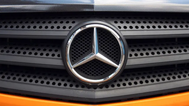 
                    Lucro da Mercedes-Benz tomba 17% até março e este foi o motivo
                