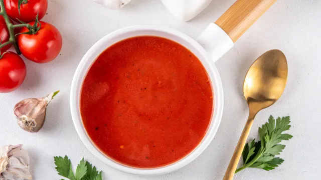 
                    Desintoxique o corpo com esta receita de sopa de tomate cherry e pimentos
                