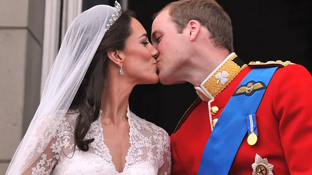 
                    Parabéns! Kate e William assinalam 15 anos de casados com foto única
                