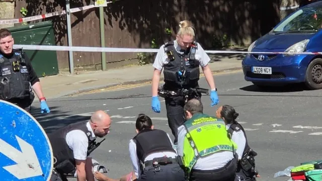 
                    Duas pessoas esfaqueadas em Londres. Suspeito detido
                