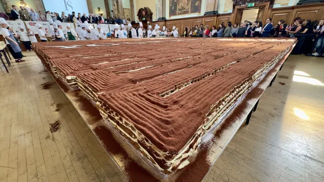 
                    Maior tiramisù do mundo está aí: 20 mil ovos, campos de futebol e paixão
                