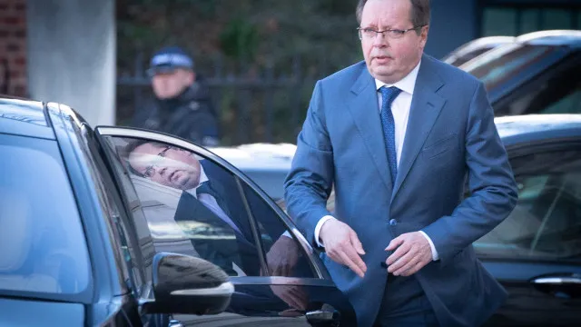 
                    Londres convoca embaixador russo e expulsa outro diplomata em retaliação
                