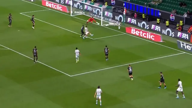 
                    Blopa entrou para assistir Suárez no primeiro golo frente ao Tondela
                