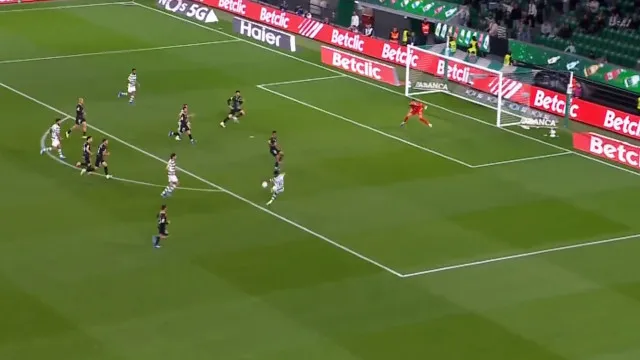 
                    Foi com este autogolo de João Silva que o Sporting fez o 2-0 ante Tondela
                