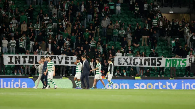 
                    Sporting multado por atraso e tarjas de contestação
                