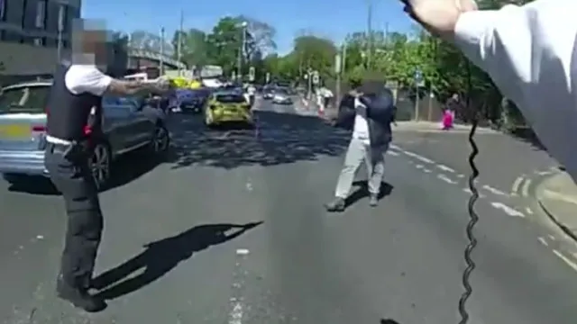 
                    Bodycam em Londres mostra: Suspeito 