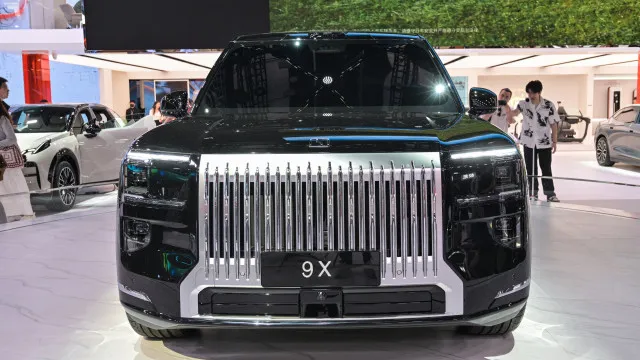 
                    Híbrido plug-in chinês com 1.400 cv chega à Europa ainda este ano
                