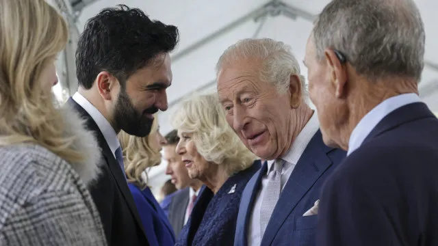 Mamdani quis "encorajar" Carlos III a devolver diamante à Índia. Perceba