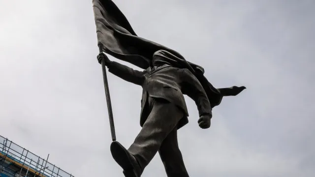 
                    Banksy confirma autoria de nova escultura em Londres. Eis as imagens
                