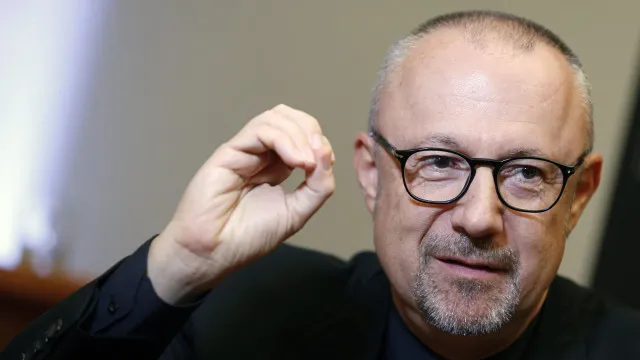 
                    Dono da Calzedonia sobrevive a queda de avião em França
                