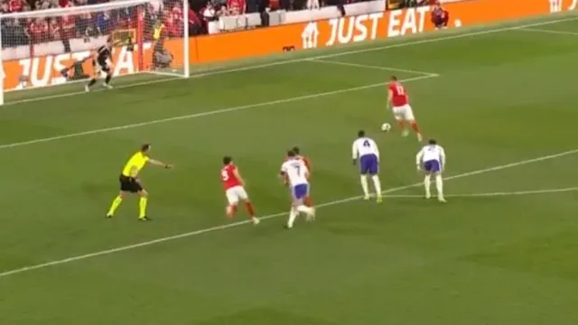 O penálti polémico assinalado por João Pinheiro na vitória do Forest