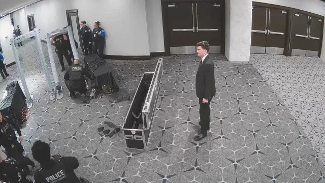 
                    Novo vídeo mostra acusado de tentativa de homicídio de Trump a disparar contra agente
                