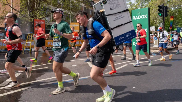 
                    Homem desafia a demência ao correr maratona com frigorífico às costas
                