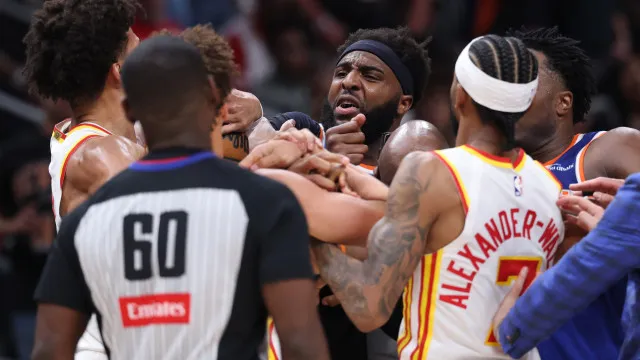 
                    Até o árbitro acabou no chão. Playoffs da NBA aqueceram em Atlanta
                