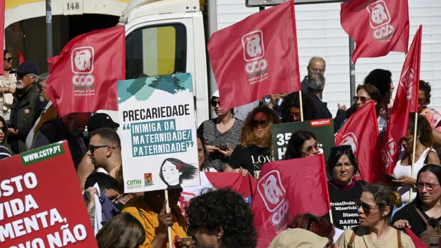 
                    AO MINUTO: Milhares esperados por todo o país; Convocada greve geral
                