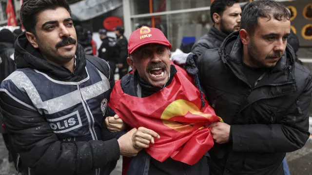 
                    As imagens: Perto de 400 manifestantes detidos em Istambul no 1.º de Maio
                