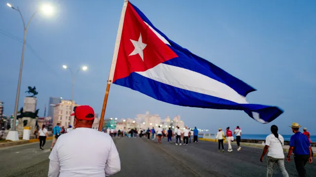 
                    Economia cubana caiu 5% em 2025 no seu 3.º ano em 