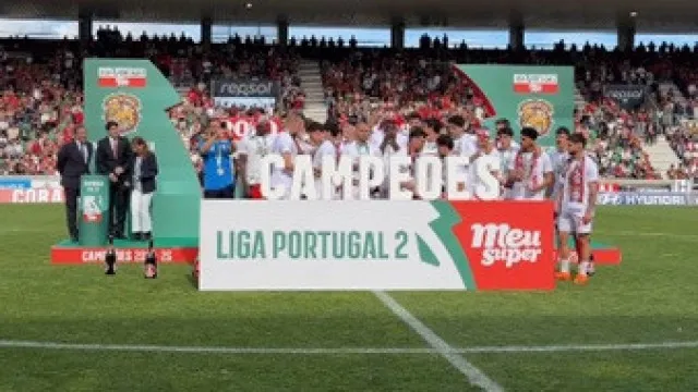 
                    O momento em que o Marítimo levantou o troféu de campeão da II Liga
                