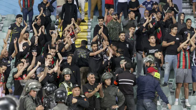 
                    136 detidos por confrontos após vitória do FAR Rabat de Alexandre Santos
                