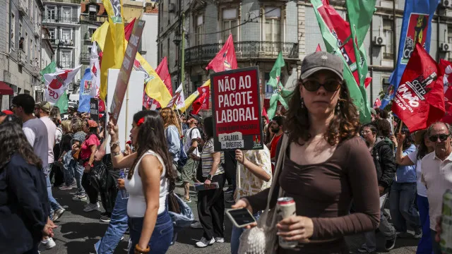 
                    Milhares de pessoas saíram à rua no Dia do Trabalhador. Eis as imagens
                