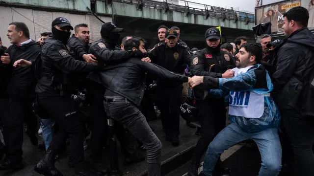 
                    1.º Maio: Detidas 575 pessoas na Turquia e reivindicações em todo o mundo
                