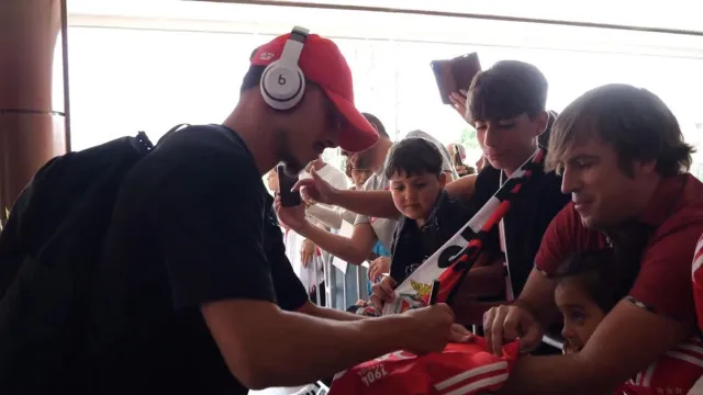 Benfica com muito apoio e baixa de peso nos eleitos na chegada a Gaia